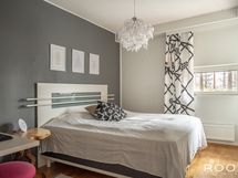 Myös makuuhuone on erittäin tilava.