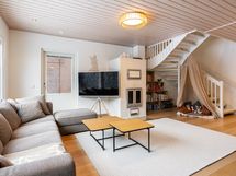 Olohuoneessa on varaa takka ja tilasta on kulku terassille