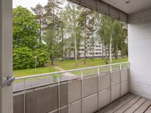 Länsiparveke suojaisalle sisäpihalle.