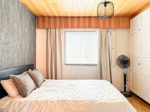 1. makuuhuone. Huoneessa on kaapisto.