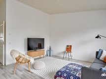 Myös olohuoneessa vino sisäkatto tilan tuntua luomassa.