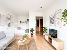 Ylimmän kerroksen koti lasitetulla parvekkeella.