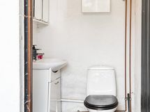 Tallissa erillinen WC