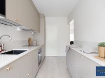 Keittiön yhteydessä on erillinen vaatehuone.