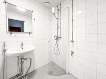 Kylpyhuoneeseen mahtuu 60cm pyykinpesukone.