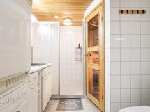 Alakerrassa kodinhoitohuone ja kylpyhuone sekä sauna
