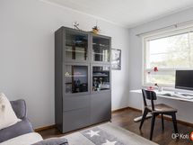 Alakerran työ-/makuuhuone