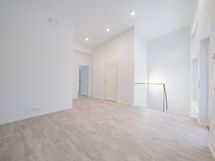 Yläkerran oleskelu-työ-makuuhuone