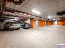 Autopaikka sähköauton latauksella vasemmalla 