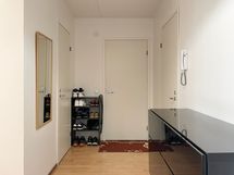 Eteisestä on kulku wc:hen ja kylpyhuoneeseen