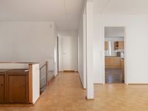 Näkymä kirjaston ovelta, vasemmalla ruokailutila, oikealla olohuone ja keittiö, suoraan edessä kph.