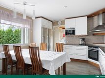 Keittiö on iso, ja kauniit kalusteet luovat tunnelmaa.