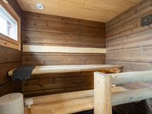 Saunassa on näyttävät lankkulauteet