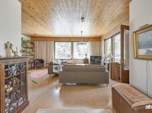 Ruokailutilasta on näkymä olohuoneeseen.