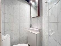 Erillinen wc on myös siistissä kunnossa.