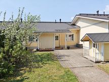 sisääntulopihan puolelta, leikkimökki kuuluu kauppaan