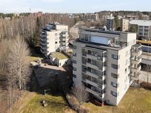 Taloyhtiö on omalla tontilla ja velaton.