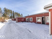 Julkisivua etupihalta