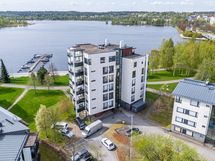 Ilmakuva etujulkisivusta Vanajaveden suuntaan