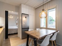 Keittiön yhteyteen mahtuu neljän hengen ruokailuryhmä