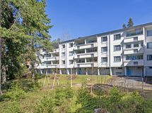 Taloyhtiössä viihtyisä piha.