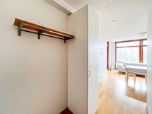 Eteisessä on naulakko- ja kaappitilaa sekä kulkuyhteys vaatehuoneeseen.