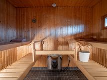 Kylpyhuoneen yhteydessä on tilava sauna jossa on leveänmallinen ikkuna järvimaisemin