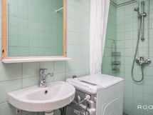 Kylpyhuone/WC-tila on uusittu linjasaneerauksen yhteydessä vuonna 2004.