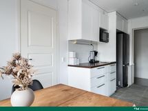 Ruokailutilasta keittiön suuntaan