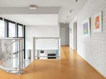 Yläkerran valoisaa aulaa