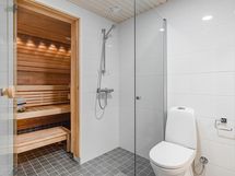 Asunto E04 (4h+kt+s, 83,5 m2) - kylpyhuone ja sauna