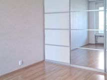 Koko seinän levyinen kaapisto