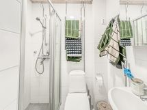 Kylpyhuone on toimiva ja käytännöllinen suihkupuoli tuo asumismukavuutta