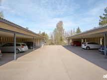 Asuntoon kuuluu autokatospaikka