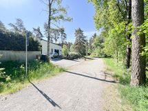 Koti rauhallisen tien varrelta.