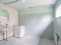 kylpyhuoneessa on ikkuna