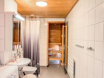 Kylpyhuone on tilava ja sieltä löytyy pesukoneelle hyvin tilaa