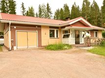 Tilava talo autotallilla