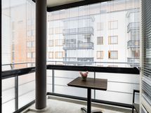 Tilava parveke sisäpihan puolelle