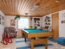 Finnepäkintien asunnon yläkerran huone