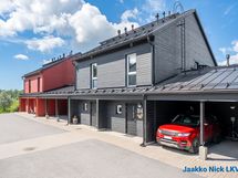 Oma hidaslatauksella varustettu autokatospaikka sijaitsee aivan kodin vieressä. 