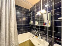 Kylpyhuoneessa on amme ja suihku. Pyykit peset yhtiön pesutuvassa, joka sijaitsee samassa rapussa.