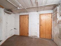 Kellarikerroksesta on kulku kellariin, pukuhuoneeseen ja autotalliin