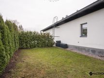 Oma piha on aidattu tuija-aidalla.