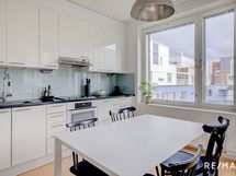 Tilava, korkeatasoisesti ja monipuolisesti varusteltu keittiö mm: graniittikivitasot, induktioliesi.