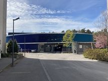 Autohalli talon vieressä