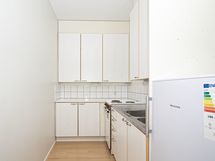 Jääkaapissa pakastelokero.