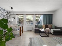 Olohuone markiisi alhaalla