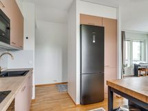 Jääkaapin vieressä käytännöllinen kaappi vetolaatikoilla