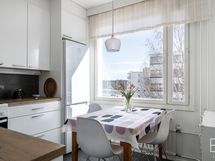Valoisa keittiö 